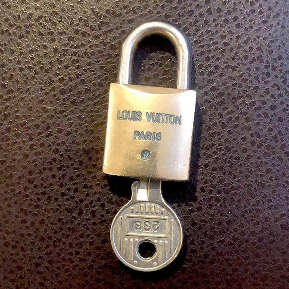 Vintage LV Louis Vuitton Padlock Lock & Key 233 - Picture 3 of 8